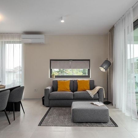 The Q Bliss - Your New 4-Star Hideaway With A Garage ロヴィニ エクステリア 写真