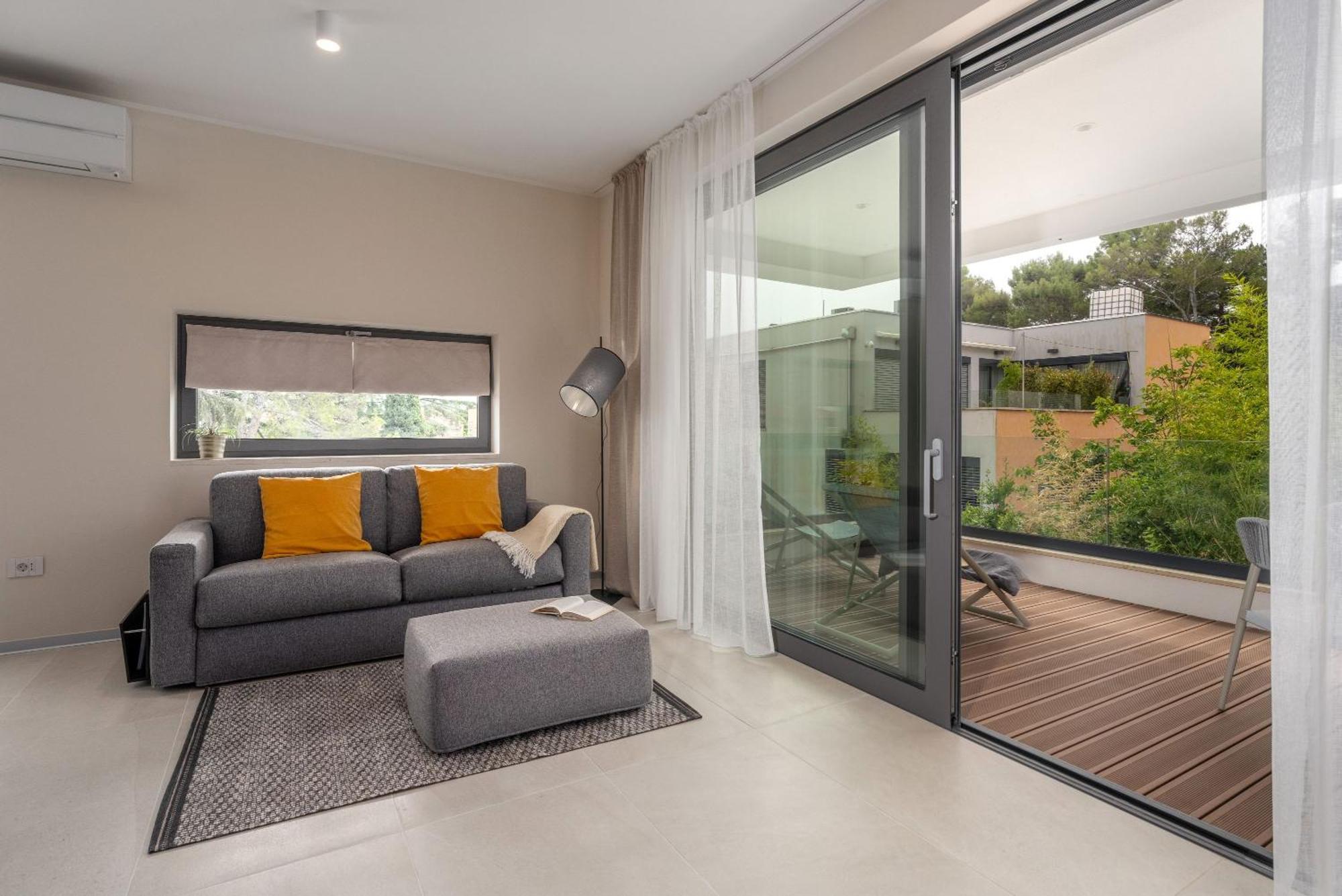 The Q Bliss - Your New 4-Star Hideaway With A Garage ロヴィニ エクステリア 写真