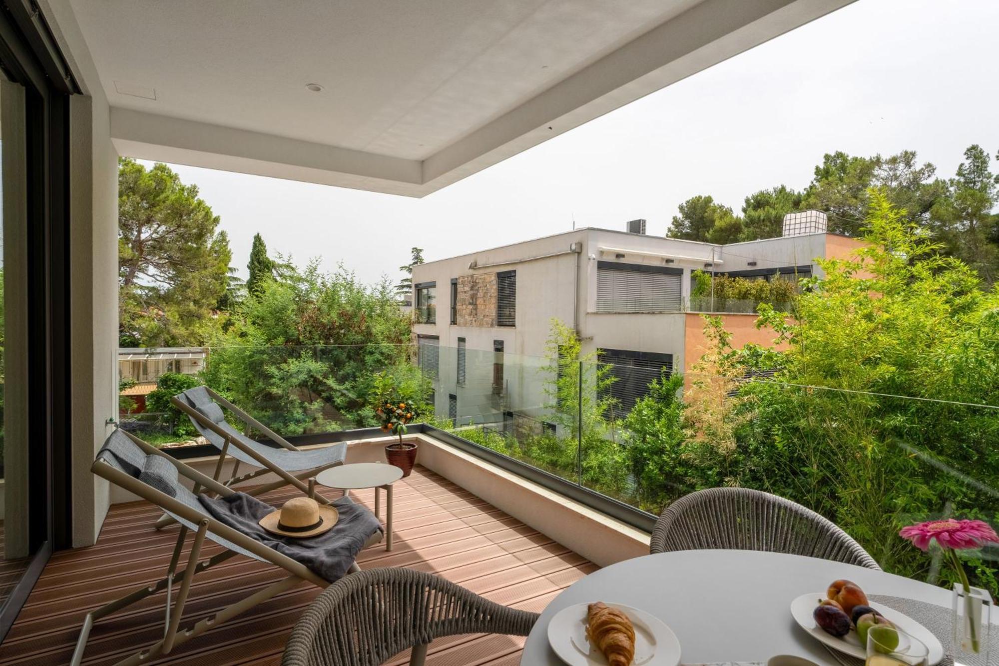 The Q Bliss - Your New 4-Star Hideaway With A Garage ロヴィニ エクステリア 写真