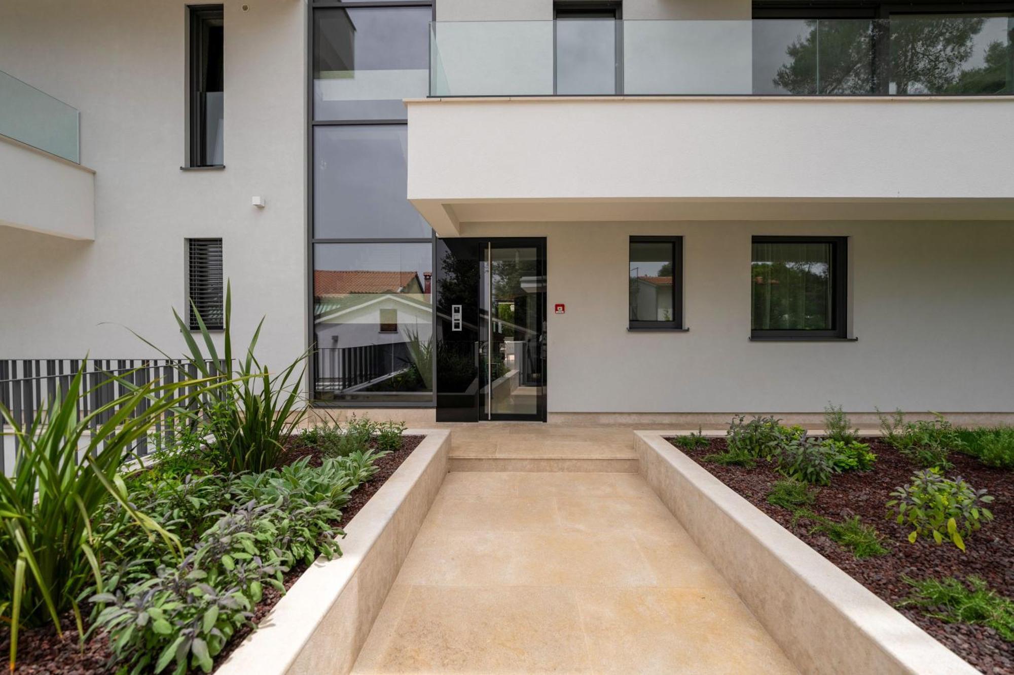 The Q Bliss - Your New 4-Star Hideaway With A Garage ロヴィニ エクステリア 写真