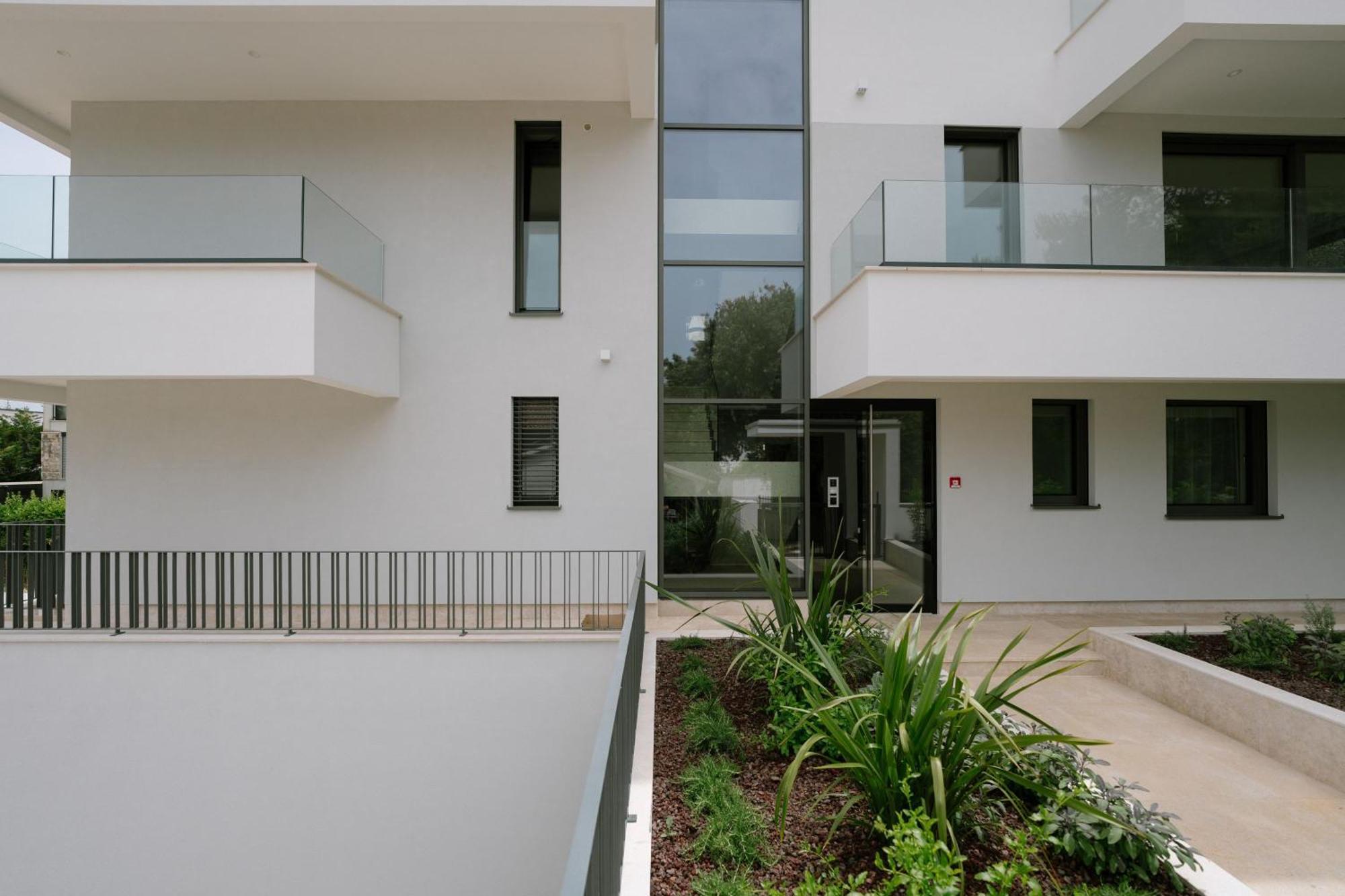 The Q Bliss - Your New 4-Star Hideaway With A Garage ロヴィニ エクステリア 写真