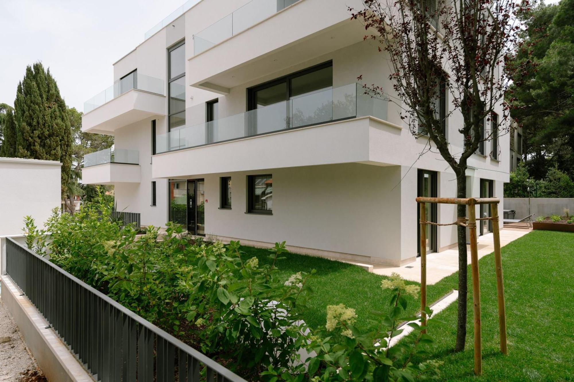 The Q Bliss - Your New 4-Star Hideaway With A Garage ロヴィニ エクステリア 写真