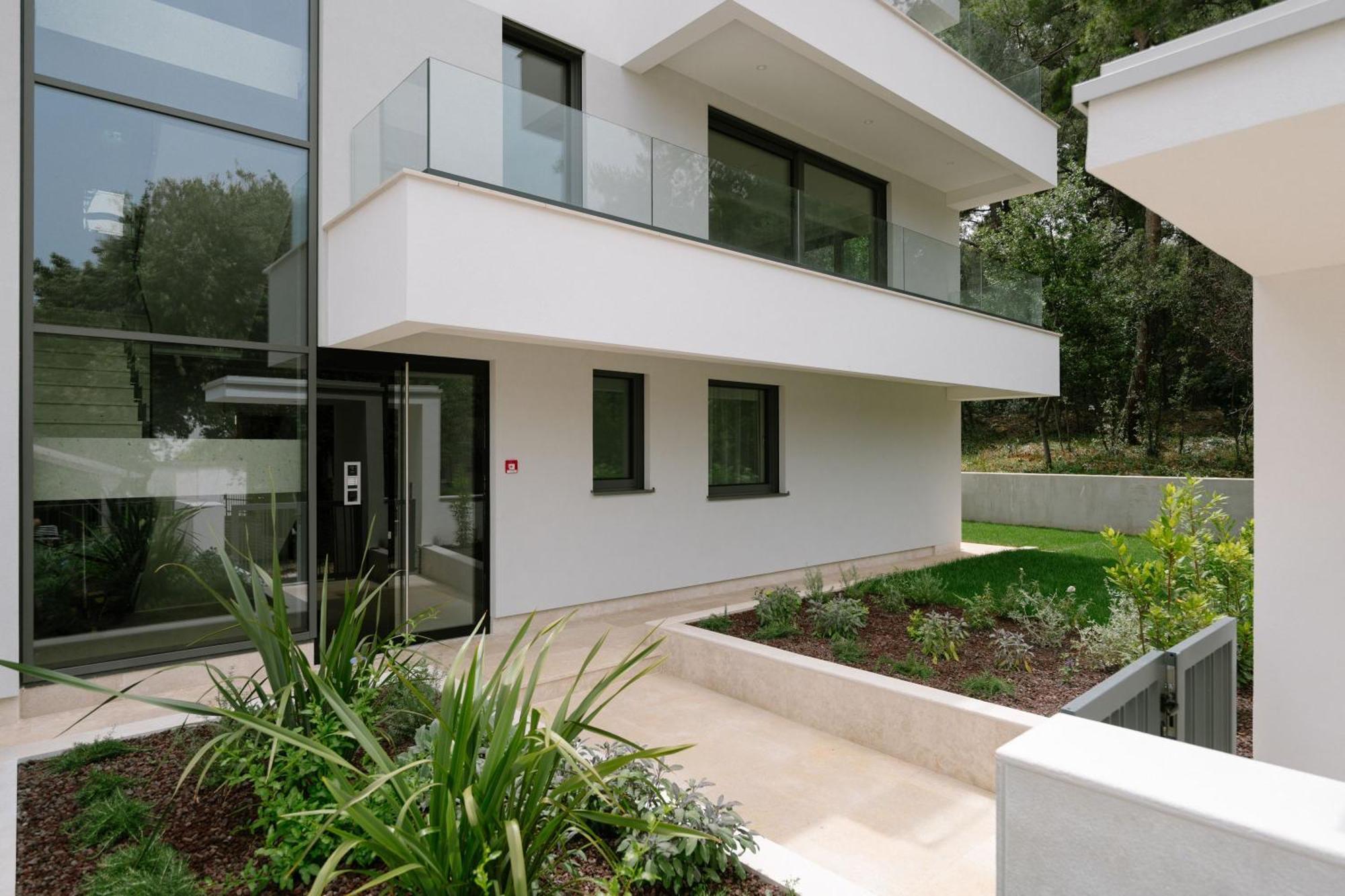 The Q Bliss - Your New 4-Star Hideaway With A Garage ロヴィニ エクステリア 写真
