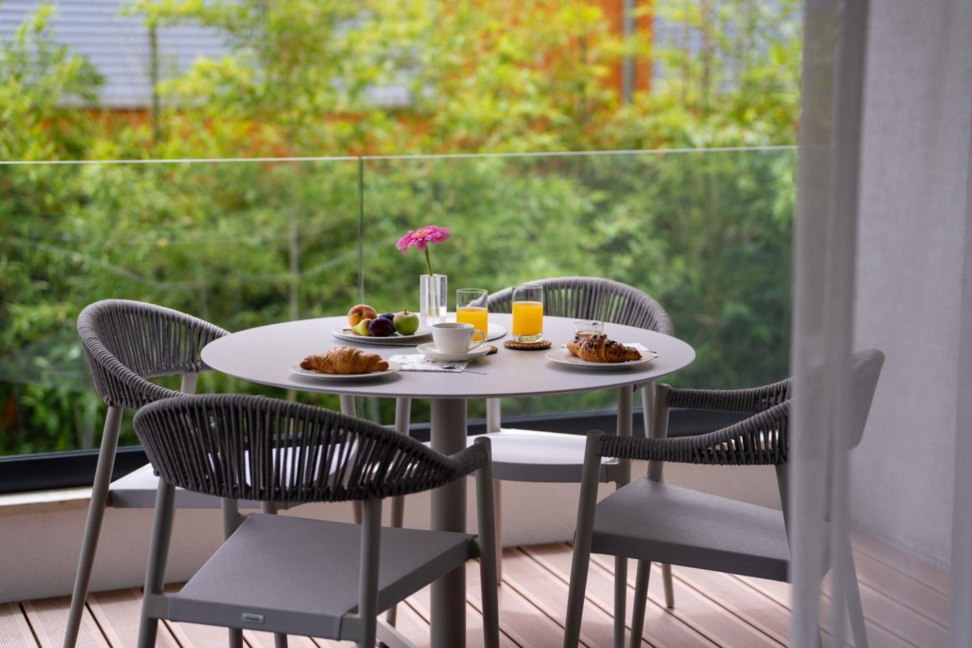The Q Bliss - Your New 4-Star Hideaway With A Garage ロヴィニ エクステリア 写真