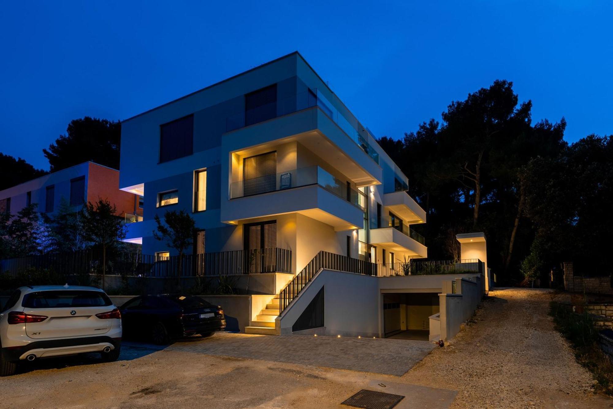 The Q Bliss - Your New 4-Star Hideaway With A Garage ロヴィニ エクステリア 写真