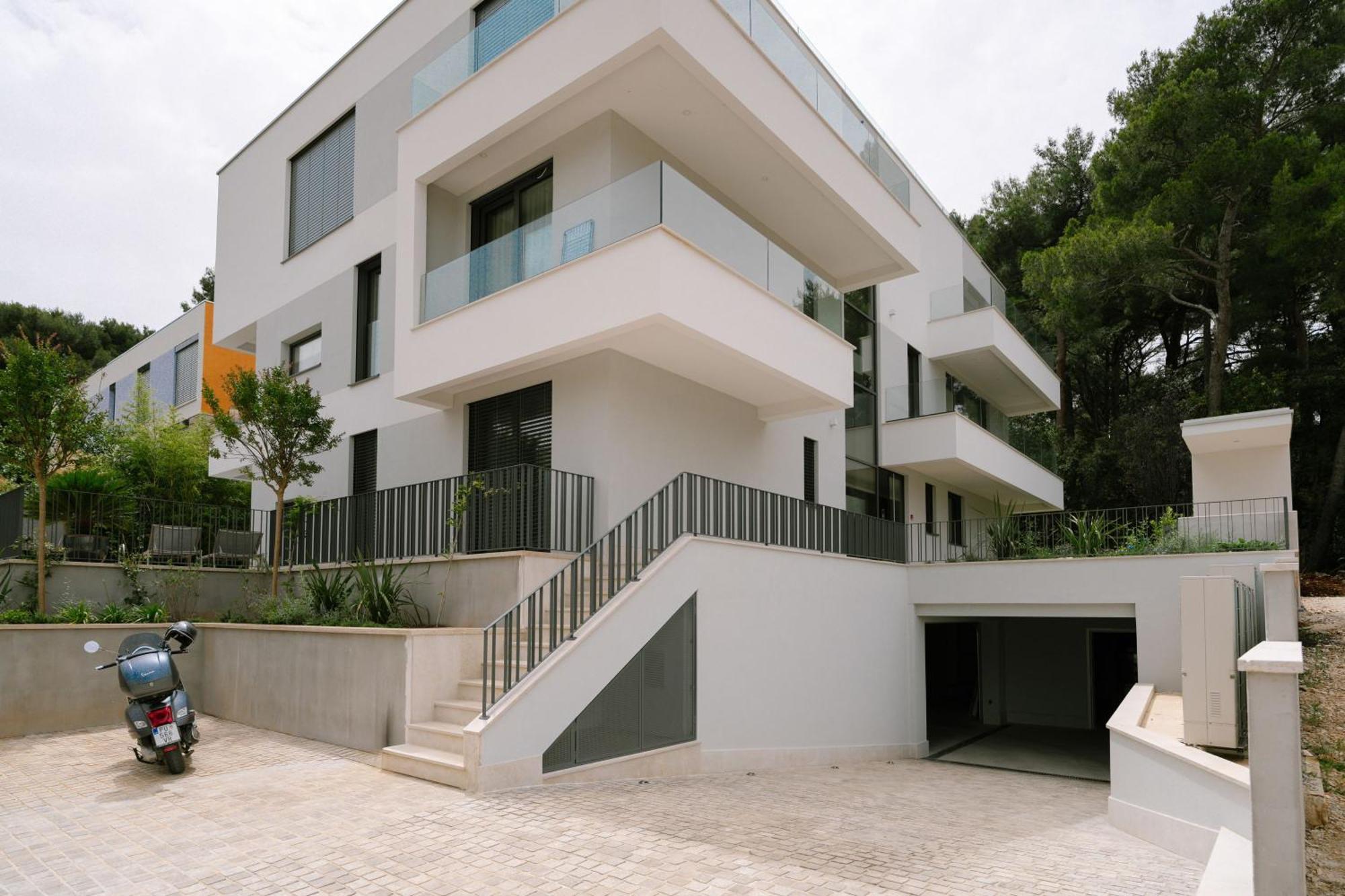 The Q Bliss - Your New 4-Star Hideaway With A Garage ロヴィニ エクステリア 写真