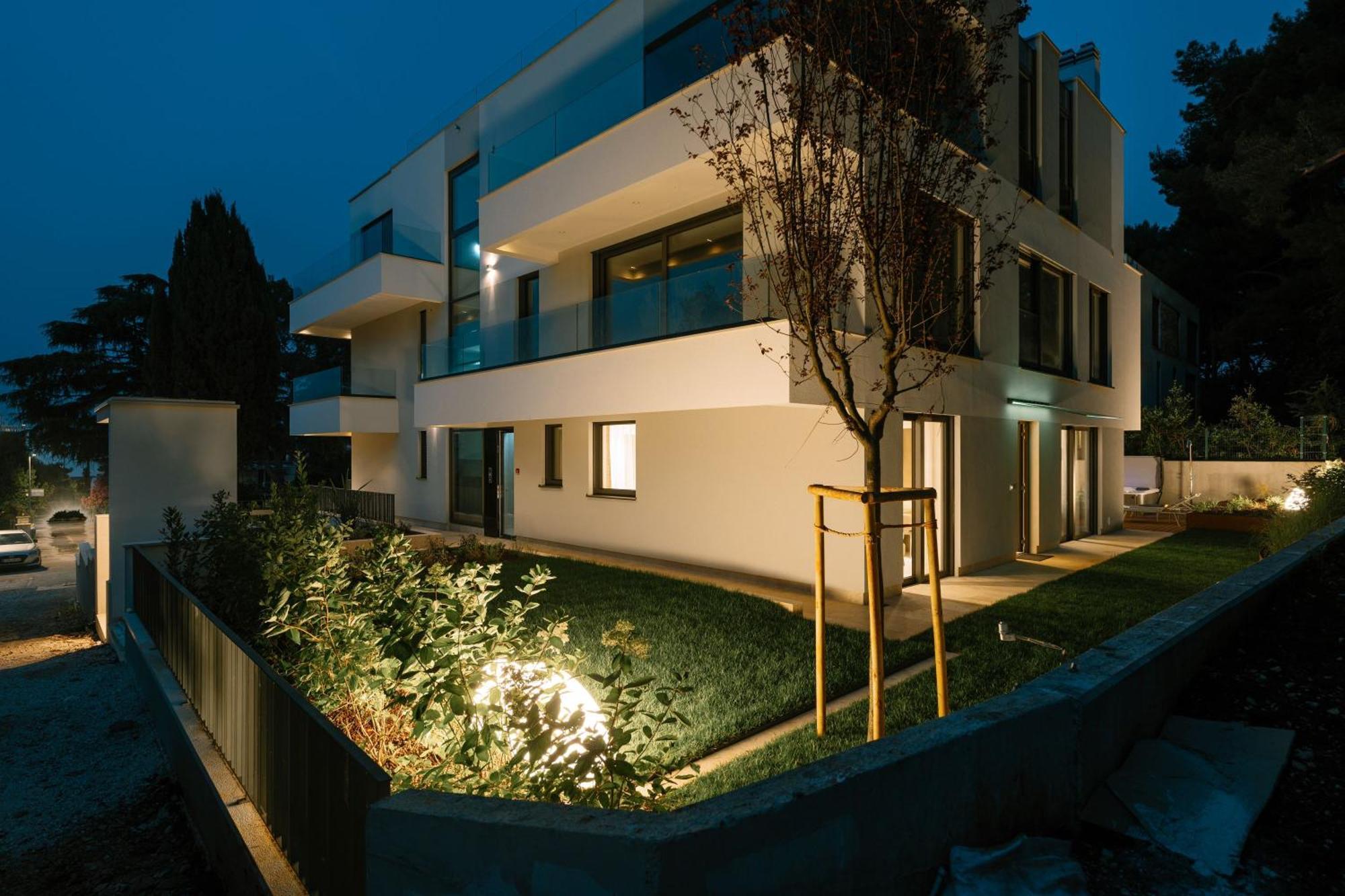 The Q Bliss - Your New 4-Star Hideaway With A Garage ロヴィニ エクステリア 写真